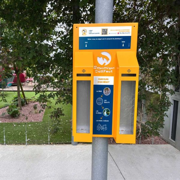 Cendrier de vote Alcome pour les collectitivtés. Couleur jaune, orange. Mise en situation à l'entée d'un batiment public.