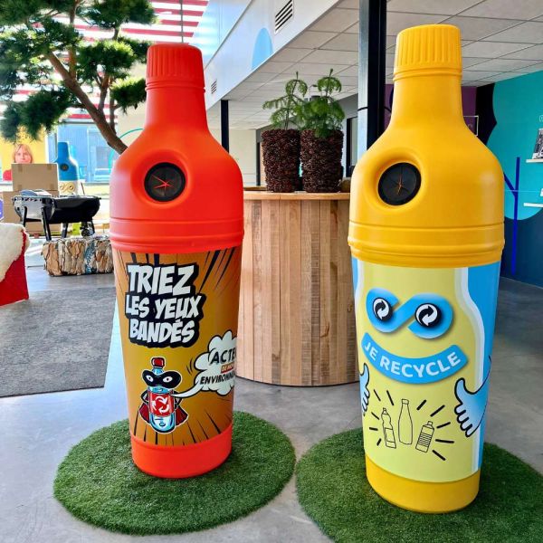 poubelle de tri en forme de bouteilles