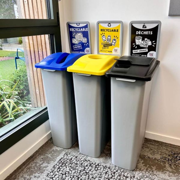 Poubelle de tri avec couvercle jaune (plastique), bleu (papier), noir (déchet tout venant). Pour les professionnels, entreprises et collectivités.