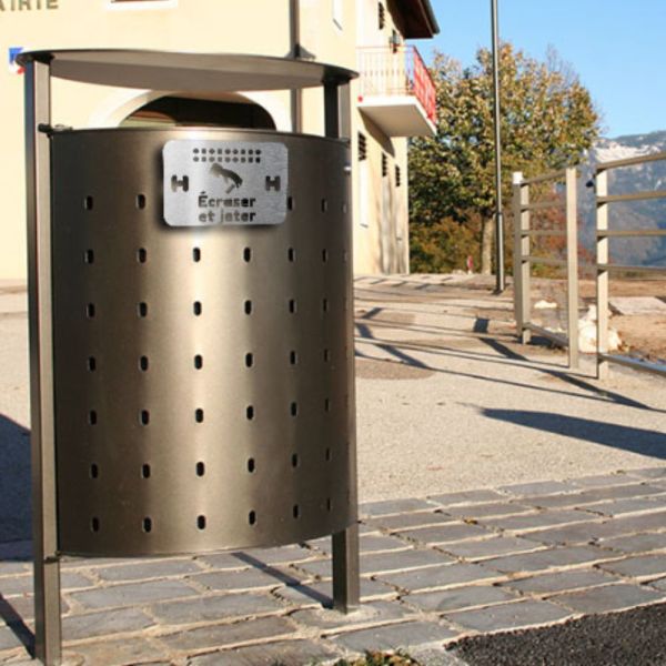 ecrase cigarette positionné sur la poubelle d'une collectivité