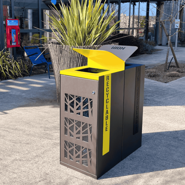 Corbeille de rue bi flux pour trier déchet recyclable et non recyclable.Poubelle jaune et poubelle noire.