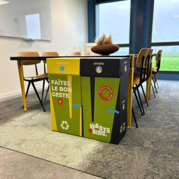 poubelle de tri pliable pour événements. Un bac jaune pour le tri des déchets recyclables et un bac noir pour les déchets non recyclables.